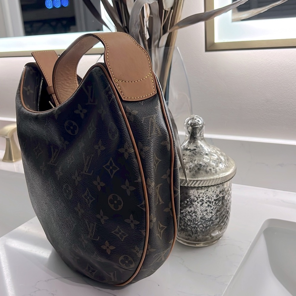 LOUIS VUITTON CROISSANT